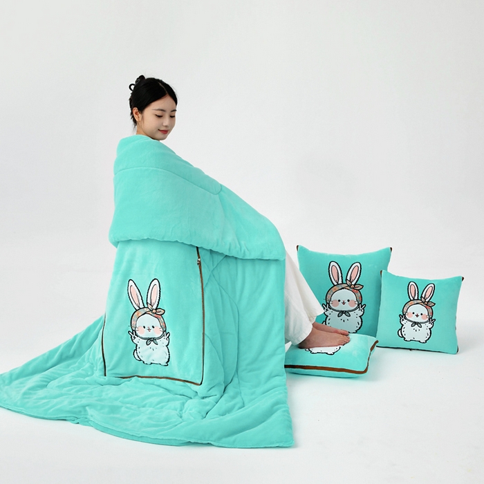 91家纺网 家纺一手货源 找家纺 阳光依佰抱枕被 2025秋冬新款牛奶绒多功能抱枕被系列-大耳兔 大耳兔---宝石兰