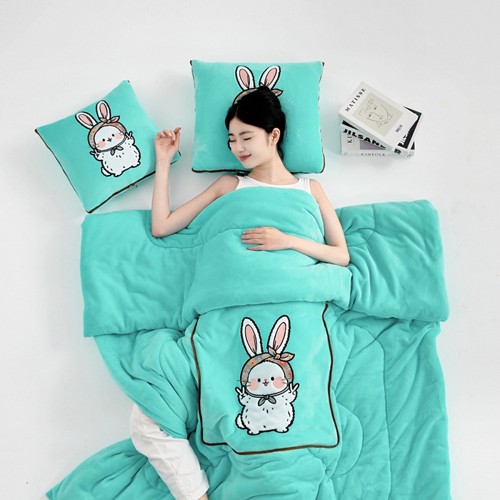 91家纺网 家纺一手货源 找家纺 阳光依佰抱枕被 2025秋冬新款牛奶绒多功能抱枕被系列-大耳兔 大耳兔---宝石兰