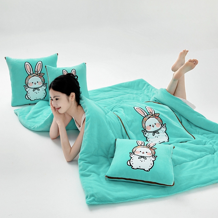 91家纺网 家纺一手货源 找家纺 阳光依佰抱枕被 2025秋冬新款牛奶绒多功能抱枕被系列-大耳兔 大耳兔---宝石兰