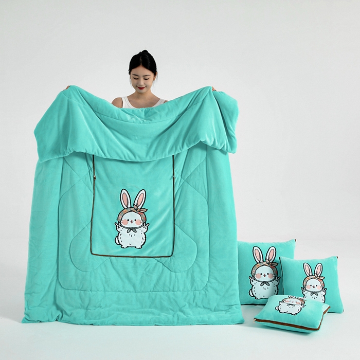 91家纺网 家纺一手货源 找家纺 阳光依佰抱枕被 2025秋冬新款牛奶绒多功能抱枕被系列-大耳兔 大耳兔---宝石兰