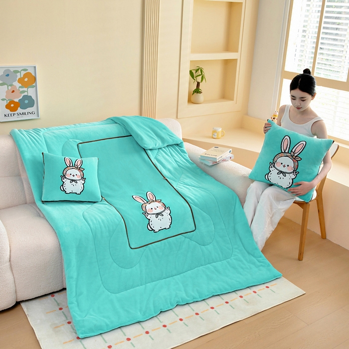 91家纺网 家纺一手货源 找家纺 阳光依佰抱枕被 2025秋冬新款牛奶绒多功能抱枕被系列-大耳兔 大耳兔---宝石兰