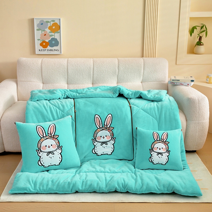 91家纺网 家纺一手货源 找家纺 阳光依佰抱枕被 2025秋冬新款牛奶绒多功能抱枕被系列-大耳兔 大耳兔---宝石兰