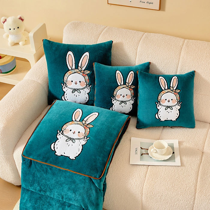 91家纺网 家纺一手货源 找家纺 阳光依佰抱枕被 2025秋冬新款牛奶绒多功能抱枕被系列-大耳兔 大耳兔---孔雀绿