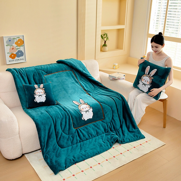 91家纺网 家纺一手货源 找家纺 阳光依佰抱枕被 2025秋冬新款牛奶绒多功能抱枕被系列-大耳兔 大耳兔---孔雀绿