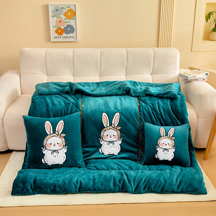 91家纺网 家纺一手货源 找家纺 阳光依佰抱枕被 2025秋冬新款牛奶绒多功能抱枕被系列-大耳兔 大耳兔---孔雀绿