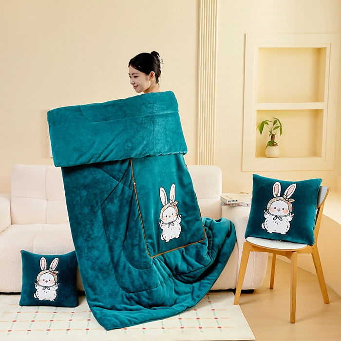 91家纺网 家纺一手货源 找家纺 阳光依佰抱枕被 2025秋冬新款牛奶绒多功能抱枕被系列-大耳兔 大耳兔---孔雀绿