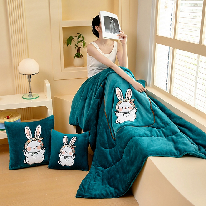 91家纺网 家纺一手货源 找家纺 阳光依佰抱枕被 2025秋冬新款牛奶绒多功能抱枕被系列-大耳兔 大耳兔---孔雀绿
