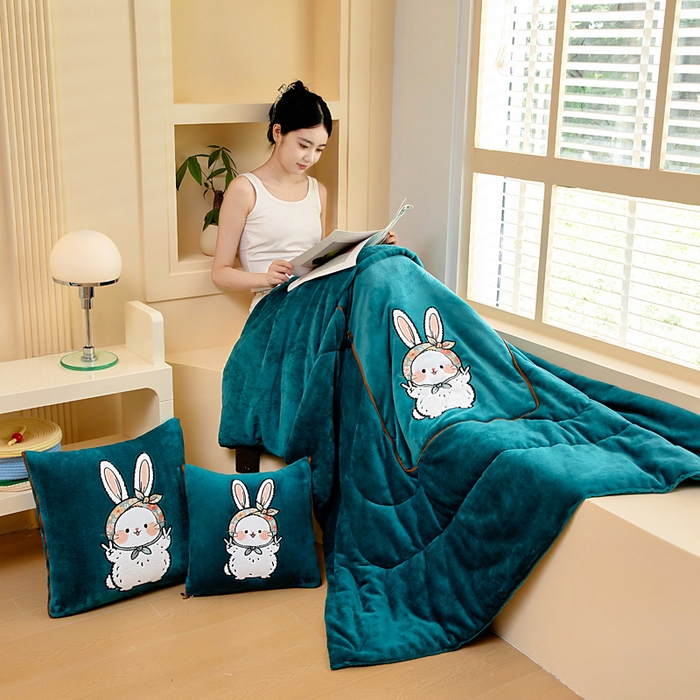 91家纺网 家纺一手货源 找家纺 阳光依佰抱枕被 2025秋冬新款牛奶绒多功能抱枕被系列-大耳兔 大耳兔---孔雀绿