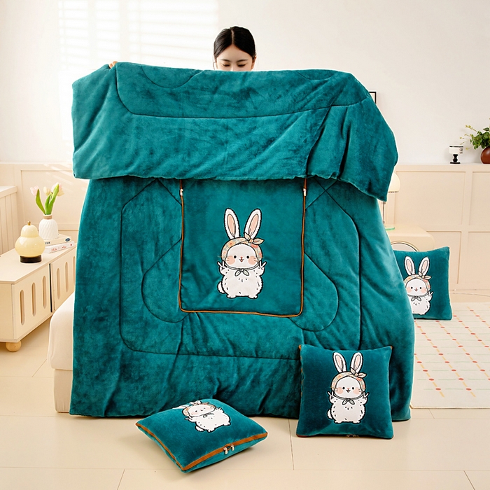 91家纺网 家纺一手货源 找家纺 阳光依佰抱枕被 2025秋冬新款牛奶绒多功能抱枕被系列-大耳兔 大耳兔---孔雀绿