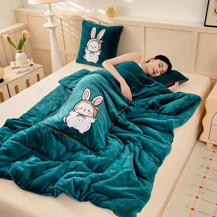91家纺网 家纺一手货源 找家纺 阳光依佰抱枕被 2025秋冬新款牛奶绒多功能抱枕被系列-大耳兔 大耳兔---孔雀绿
