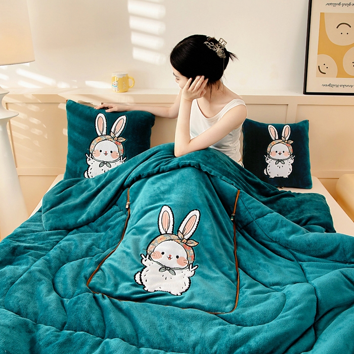 91家纺网 家纺一手货源 找家纺 阳光依佰抱枕被 2025秋冬新款牛奶绒多功能抱枕被系列-大耳兔 大耳兔---孔雀绿