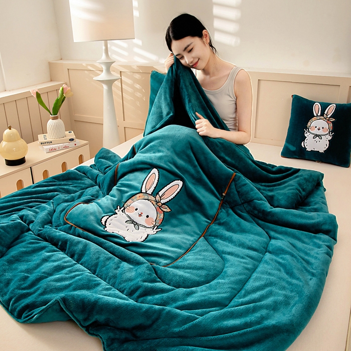 91家纺网 家纺一手货源 找家纺 阳光依佰抱枕被 2025秋冬新款牛奶绒多功能抱枕被系列-大耳兔 大耳兔---孔雀绿