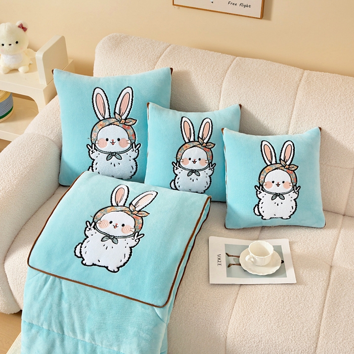 91家纺网 家纺一手货源 找家纺 阳光依佰抱枕被 2025秋冬新款牛奶绒多功能抱枕被系列-大耳兔 大耳兔---浅蓝色