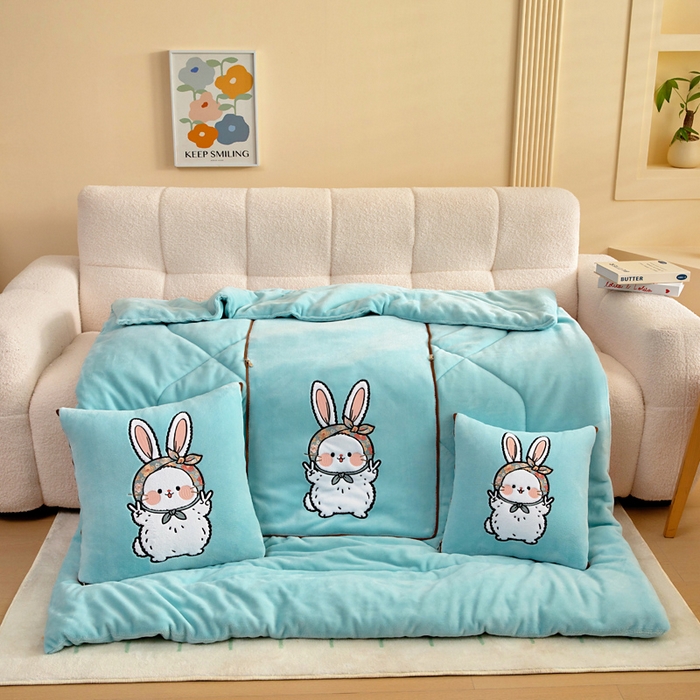 91家纺网 家纺一手货源 找家纺 阳光依佰抱枕被 2025秋冬新款牛奶绒多功能抱枕被系列-大耳兔 大耳兔---浅蓝色