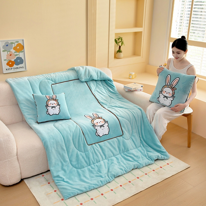 91家纺网 家纺一手货源 找家纺 阳光依佰抱枕被 2025秋冬新款牛奶绒多功能抱枕被系列-大耳兔 大耳兔---浅蓝色