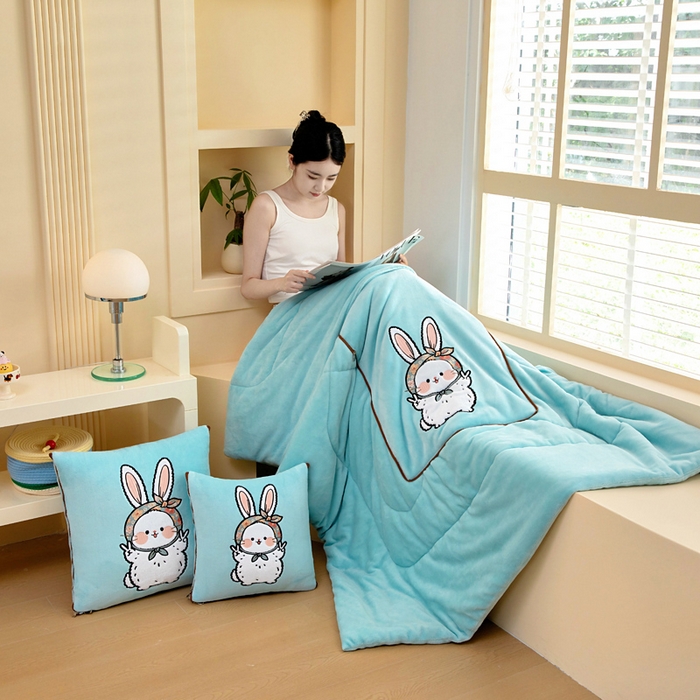 91家纺网 家纺一手货源 找家纺 阳光依佰抱枕被 2025秋冬新款牛奶绒多功能抱枕被系列-大耳兔 大耳兔---浅蓝色
