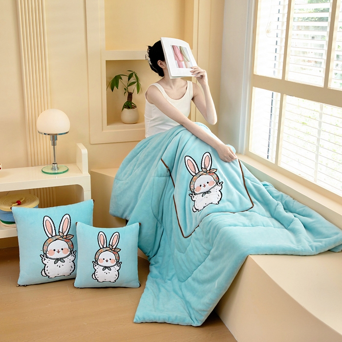 91家纺网 家纺一手货源 找家纺 阳光依佰抱枕被 2025秋冬新款牛奶绒多功能抱枕被系列-大耳兔 大耳兔---浅蓝色