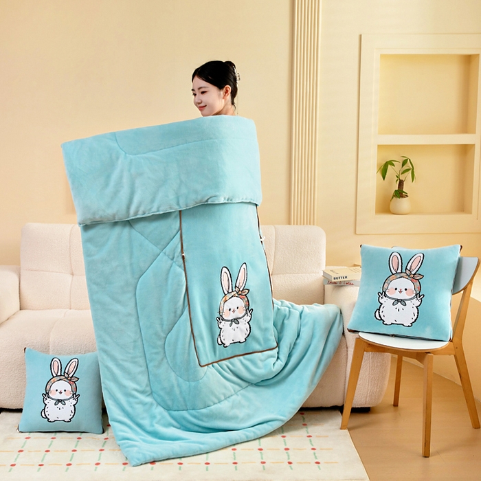 91家纺网 家纺一手货源 找家纺 阳光依佰抱枕被 2025秋冬新款牛奶绒多功能抱枕被系列-大耳兔 大耳兔---浅蓝色
