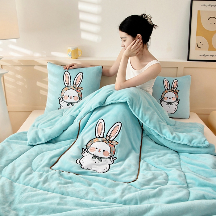 91家纺网 家纺一手货源 找家纺 阳光依佰抱枕被 2025秋冬新款牛奶绒多功能抱枕被系列-大耳兔 大耳兔---浅蓝色