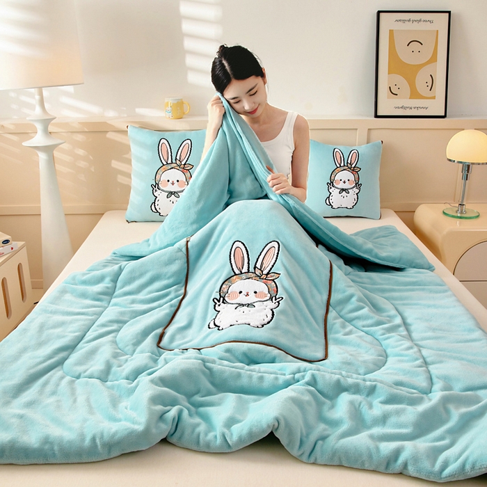 91家纺网 家纺一手货源 找家纺 阳光依佰抱枕被 2025秋冬新款牛奶绒多功能抱枕被系列-大耳兔 大耳兔---浅蓝色
