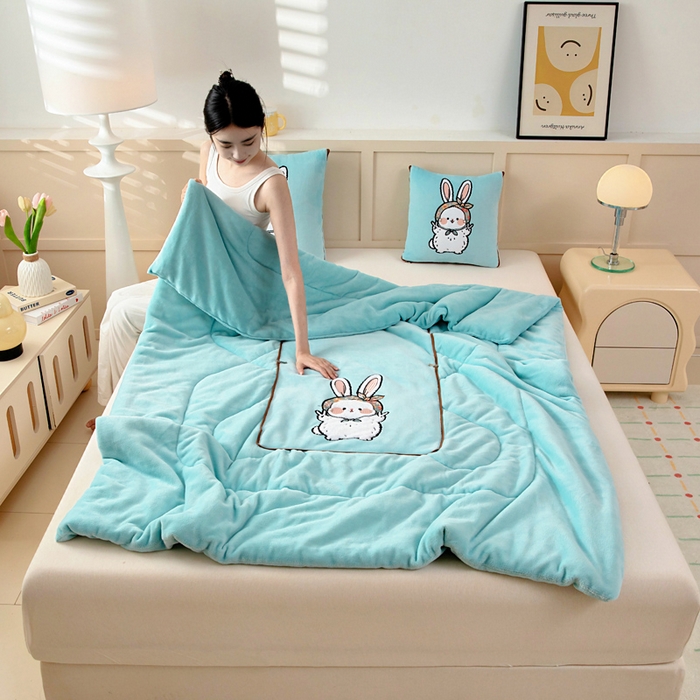91家纺网 家纺一手货源 找家纺 阳光依佰抱枕被 2025秋冬新款牛奶绒多功能抱枕被系列-大耳兔 大耳兔---浅蓝色