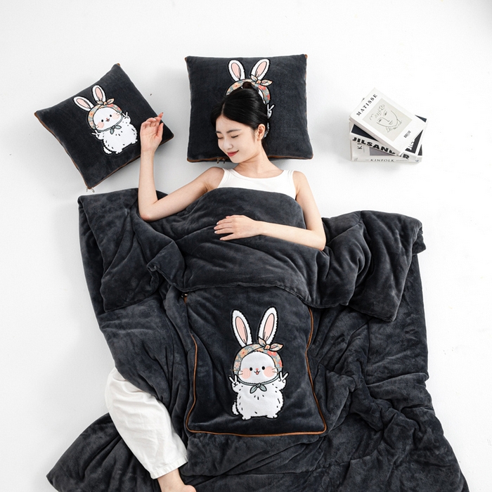91家纺网 家纺一手货源 找家纺 阳光依佰抱枕被 2025秋冬新款牛奶绒多功能抱枕被系列-大耳兔 大耳兔---神秘黑