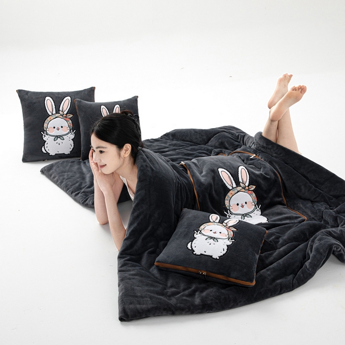 91家纺网 家纺一手货源 找家纺 阳光依佰抱枕被 2025秋冬新款牛奶绒多功能抱枕被系列-大耳兔 大耳兔---神秘黑