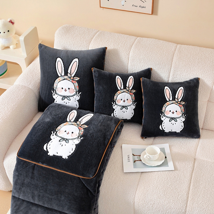 91家纺网 家纺一手货源 找家纺 阳光依佰抱枕被 2025秋冬新款牛奶绒多功能抱枕被系列-大耳兔 大耳兔---神秘黑