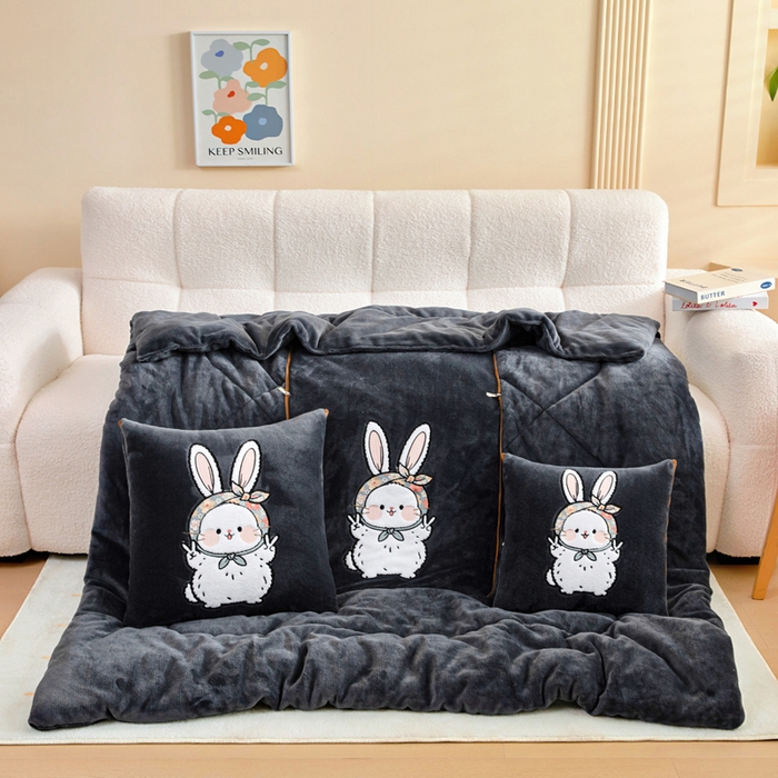 91家纺网 家纺一手货源 找家纺 阳光依佰抱枕被 2025秋冬新款牛奶绒多功能抱枕被系列-大耳兔 大耳兔---神秘黑