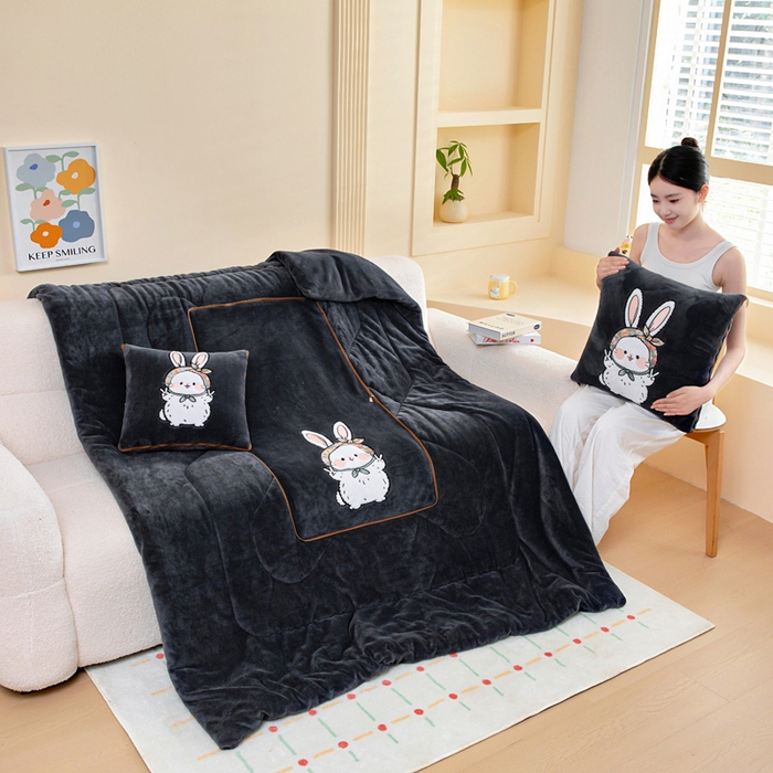 91家纺网 家纺一手货源 找家纺 阳光依佰抱枕被 2025秋冬新款牛奶绒多功能抱枕被系列-大耳兔 大耳兔---神秘黑