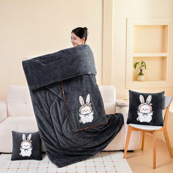 91家纺网 家纺一手货源 找家纺 阳光依佰抱枕被 2025秋冬新款牛奶绒多功能抱枕被系列-大耳兔 大耳兔---神秘黑