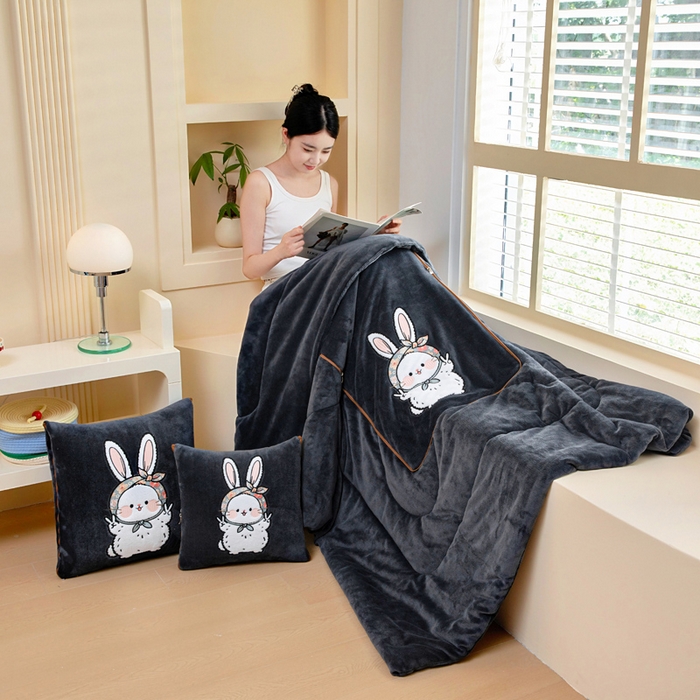 91家纺网 家纺一手货源 找家纺 阳光依佰抱枕被 2025秋冬新款牛奶绒多功能抱枕被系列-大耳兔 大耳兔---神秘黑