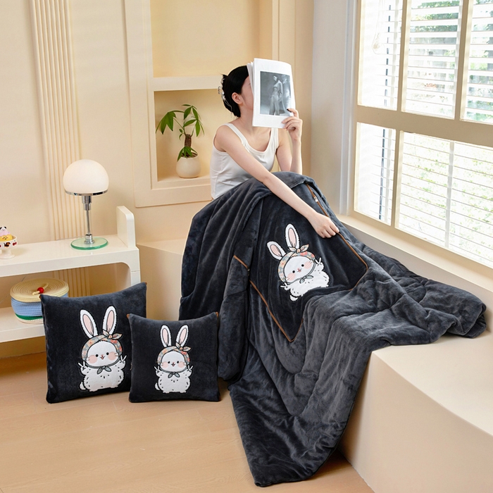 91家纺网 家纺一手货源 找家纺 阳光依佰抱枕被 2025秋冬新款牛奶绒多功能抱枕被系列-大耳兔 大耳兔---神秘黑