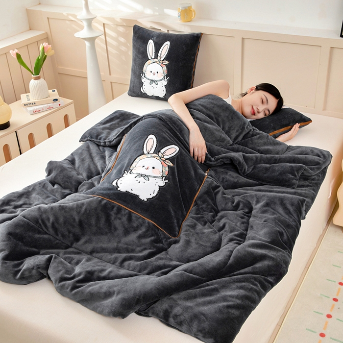 91家纺网 家纺一手货源 找家纺 阳光依佰抱枕被 2025秋冬新款牛奶绒多功能抱枕被系列-大耳兔 大耳兔---神秘黑