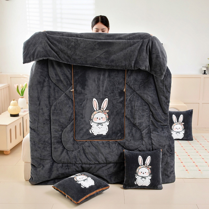 91家纺网 家纺一手货源 找家纺 阳光依佰抱枕被 2025秋冬新款牛奶绒多功能抱枕被系列-大耳兔 大耳兔---神秘黑