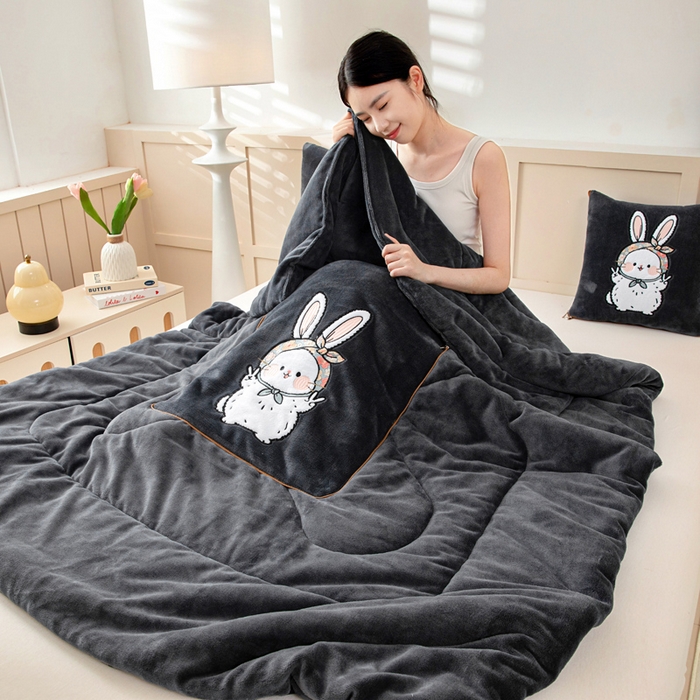 91家纺网 家纺一手货源 找家纺 阳光依佰抱枕被 2025秋冬新款牛奶绒多功能抱枕被系列-大耳兔 大耳兔---神秘黑