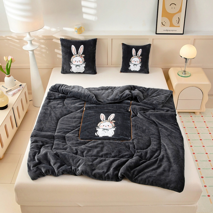 91家纺网 家纺一手货源 找家纺 阳光依佰抱枕被 2025秋冬新款牛奶绒多功能抱枕被系列-大耳兔 大耳兔---神秘黑
