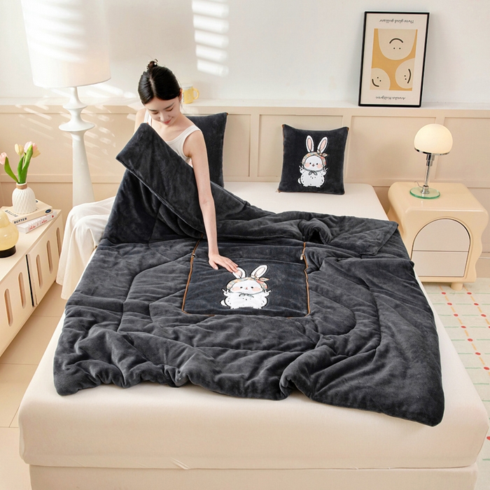 91家纺网 家纺一手货源 找家纺 阳光依佰抱枕被 2025秋冬新款牛奶绒多功能抱枕被系列-大耳兔 大耳兔---神秘黑