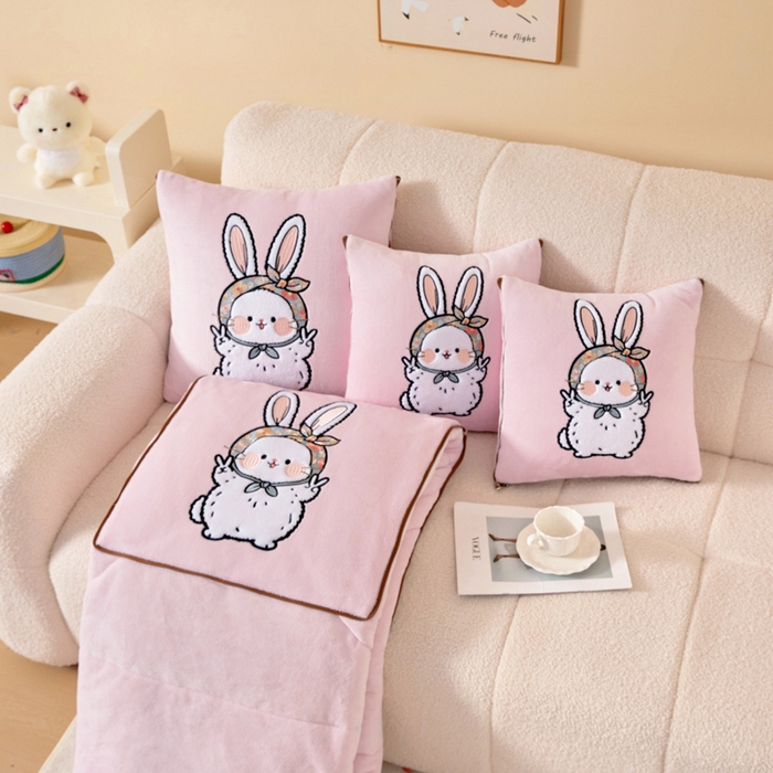 91家纺网 家纺一手货源 找家纺 阳光依佰抱枕被 2025秋冬新款牛奶绒多功能抱枕被系列-大耳兔 大耳兔---樱花粉