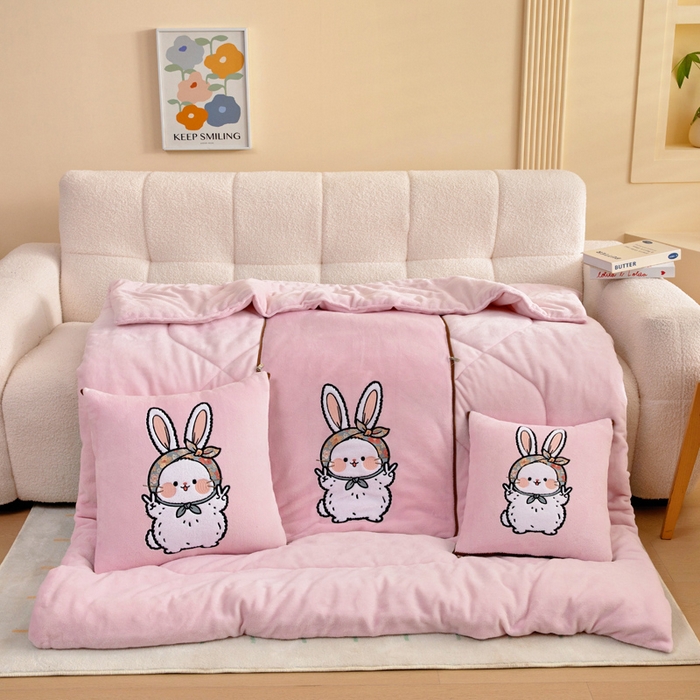 91家纺网 家纺一手货源 找家纺 阳光依佰抱枕被 2025秋冬新款牛奶绒多功能抱枕被系列-大耳兔 大耳兔---樱花粉