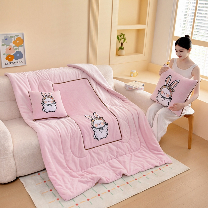 91家纺网 家纺一手货源 找家纺 阳光依佰抱枕被 2025秋冬新款牛奶绒多功能抱枕被系列-大耳兔 大耳兔---樱花粉