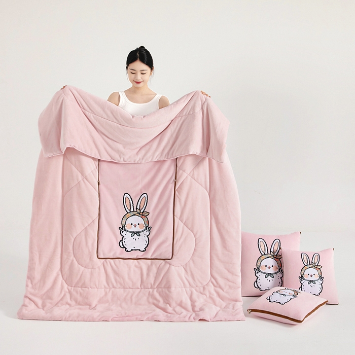 91家纺网 家纺一手货源 找家纺 阳光依佰抱枕被 2025秋冬新款牛奶绒多功能抱枕被系列-大耳兔 大耳兔---樱花粉