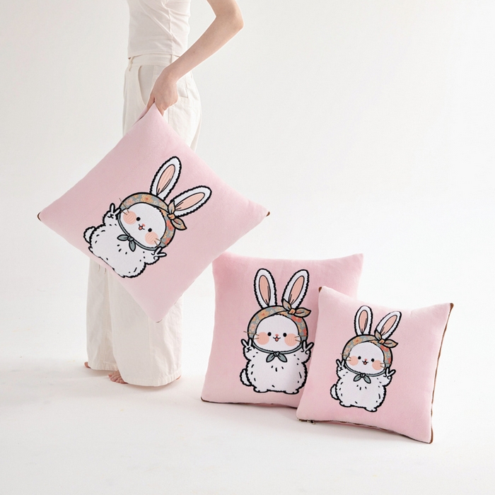 91家纺网 家纺一手货源 找家纺 阳光依佰抱枕被 2025秋冬新款牛奶绒多功能抱枕被系列-大耳兔 大耳兔---樱花粉