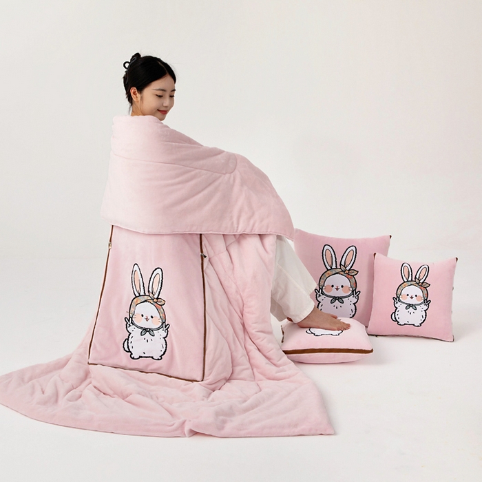 91家纺网 家纺一手货源 找家纺 阳光依佰抱枕被 2025秋冬新款牛奶绒多功能抱枕被系列-大耳兔 大耳兔---樱花粉