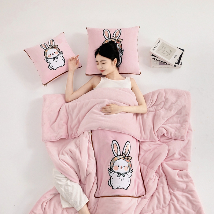 91家纺网 家纺一手货源 找家纺 阳光依佰抱枕被 2025秋冬新款牛奶绒多功能抱枕被系列-大耳兔 大耳兔---樱花粉