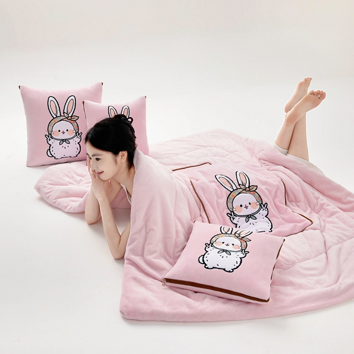 91家纺网 家纺一手货源 找家纺 阳光依佰抱枕被 2025秋冬新款牛奶绒多功能抱枕被系列-大耳兔 大耳兔---樱花粉