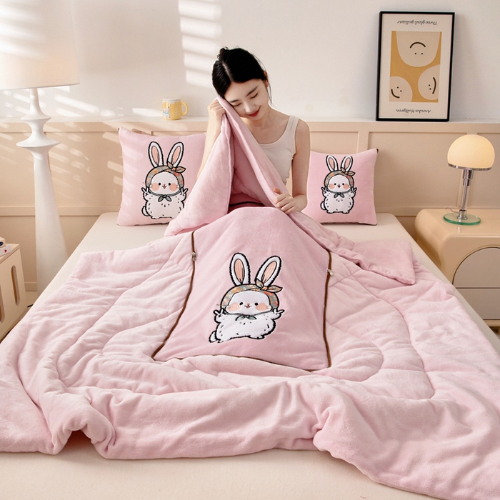 91家纺网 家纺一手货源 找家纺 阳光依佰抱枕被 2025秋冬新款牛奶绒多功能抱枕被系列-大耳兔 大耳兔---樱花粉