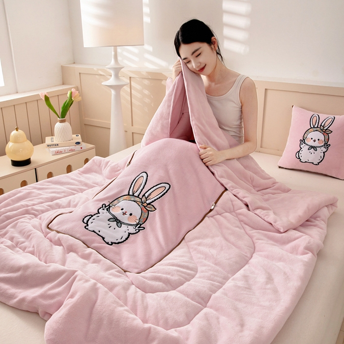 91家纺网 家纺一手货源 找家纺 阳光依佰抱枕被 2025秋冬新款牛奶绒多功能抱枕被系列-大耳兔 大耳兔---樱花粉