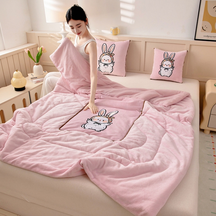 91家纺网 家纺一手货源 找家纺 阳光依佰抱枕被 2025秋冬新款牛奶绒多功能抱枕被系列-大耳兔 大耳兔---樱花粉