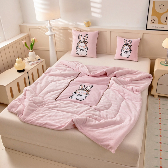 91家纺网 家纺一手货源 找家纺 阳光依佰抱枕被 2025秋冬新款牛奶绒多功能抱枕被系列-大耳兔 大耳兔---樱花粉
